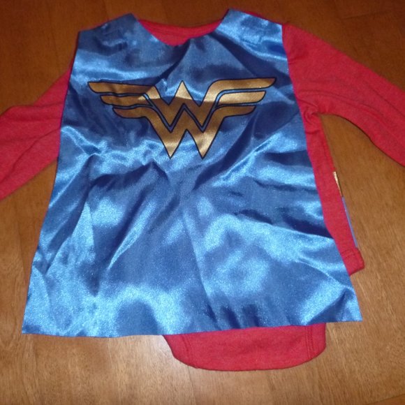 Baby Girls WONDER WOMAN Bodysuit w/ Cape Size 0/3 mo 3/6 mo 6/9 Mo NWT - Picture 2 of 2